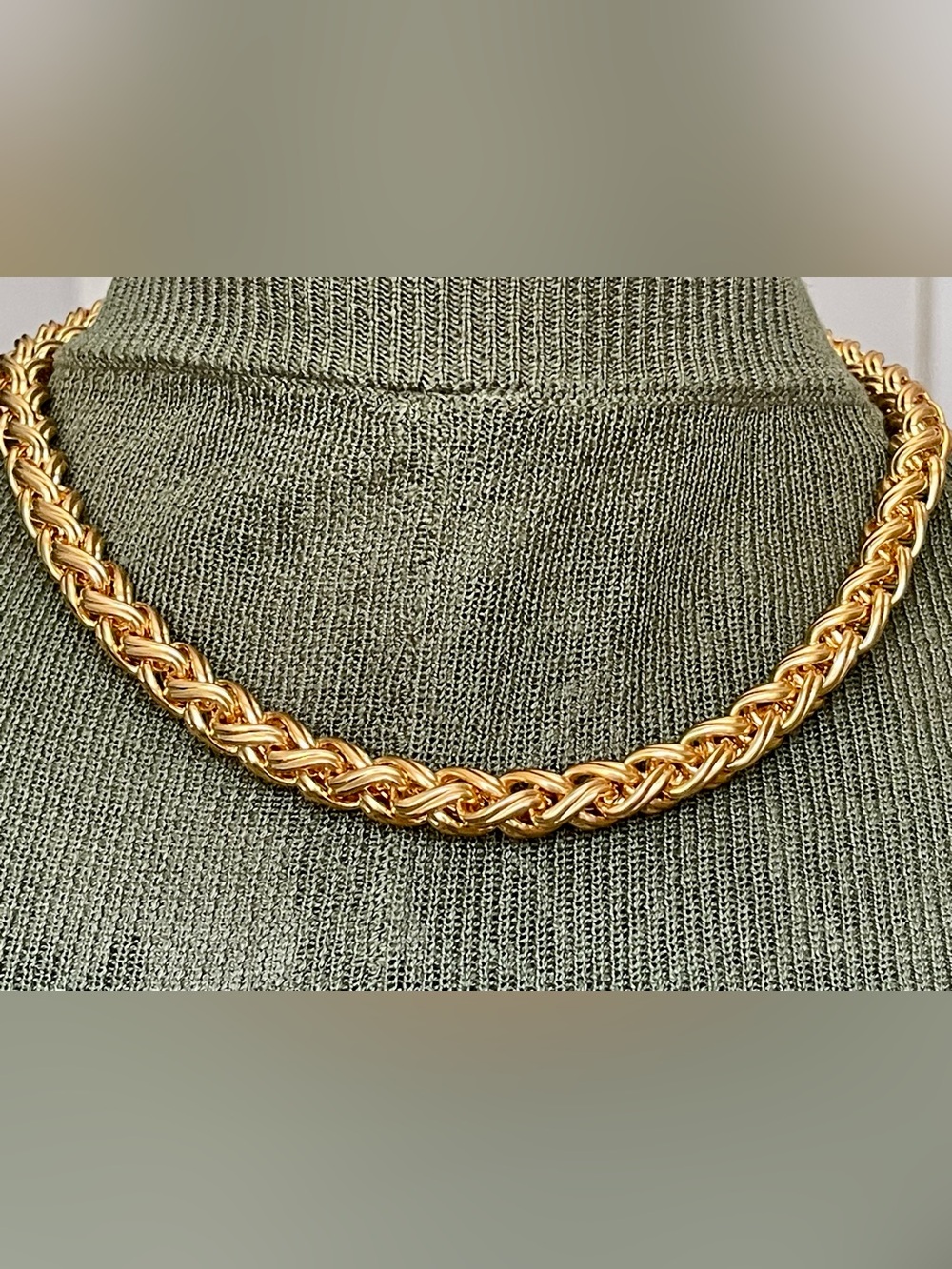 A Heavy Gold Toned Vintage Necklace.